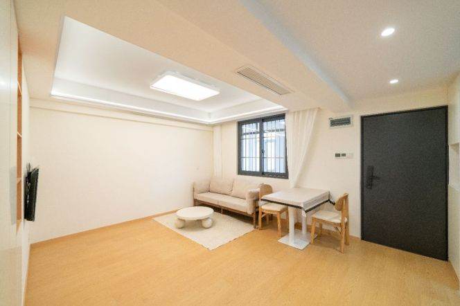 Spacious 1BR Apartment in North Bund (L18)