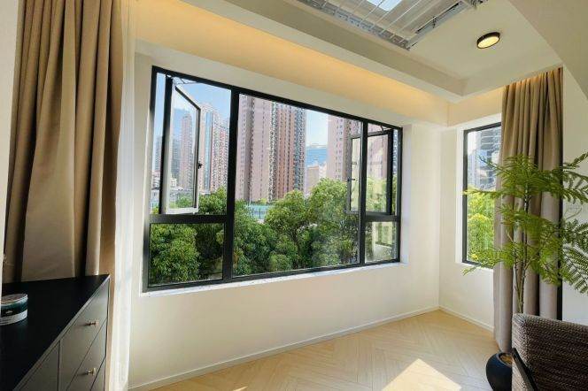High-Ceiling 2BR Apartment near Madang Rd Metro with Floor-to-Ceiling Windows (L9/L13)