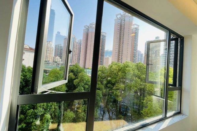 High-Ceiling 2BR Apartment near Madang Rd Metro with Floor-to-Ceiling Windows (L9/L13)