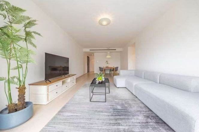 Spacious 2BR Apartment at Shanghai Grand Plaza (Compound)