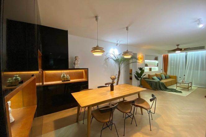 High-Floor Spacious 2BR Apartment near Zhongshan Park (L2/L3/L4)