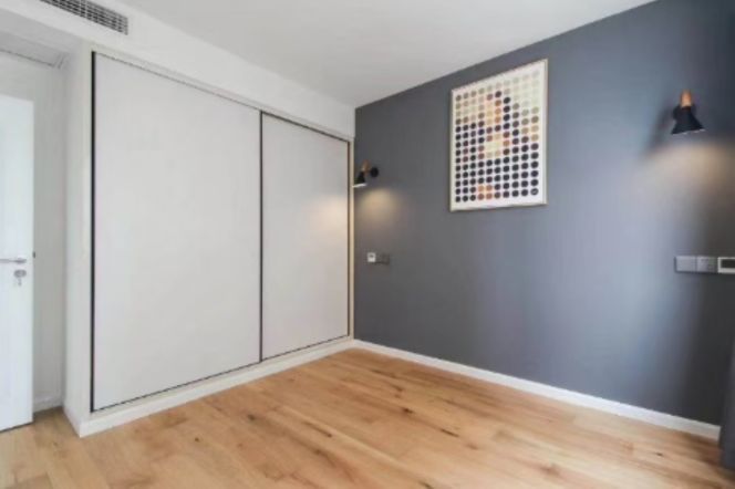 High-Floor 2BR Apartment near Xujiahui Metro (L1/L4)