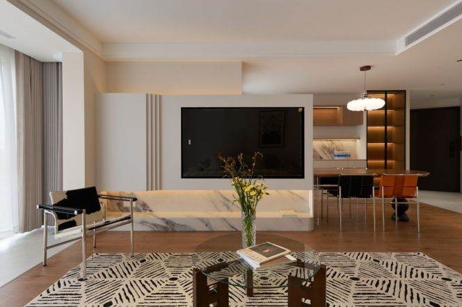 High-Floor 3BR Apartment in Gubei (L2)