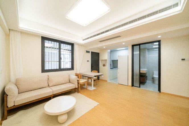 Spacious 1BR Apartment in North Bund (L18)
