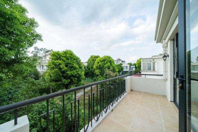 Spacious 5BR Villa near National Exhibition And Convention Center Metro with Terrace