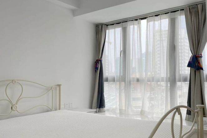 3BR Apartment near Jiangsu Rd Metro with Floor-to-Ceiling Windows