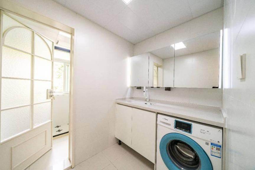 Housing image — Bathroom