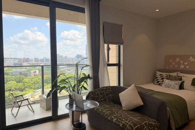 1BR Serviced Apartment near Fudan University (Handan Lu Campus) with Floor-to-Ceiling Windows