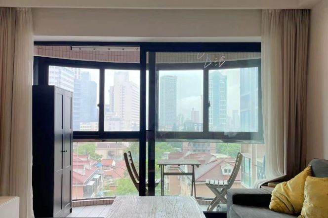 3BR Apartment near Jiangsu Rd Metro with Floor-to-Ceiling Windows