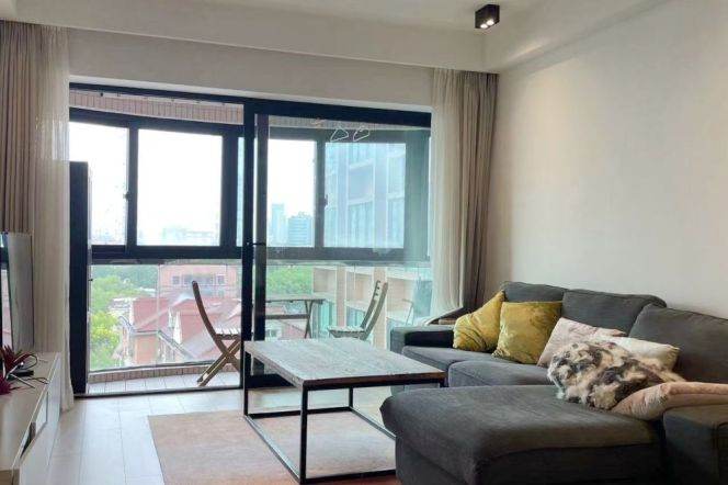 3BR Apartment near Jiangsu Rd Metro with Floor-to-Ceiling Windows