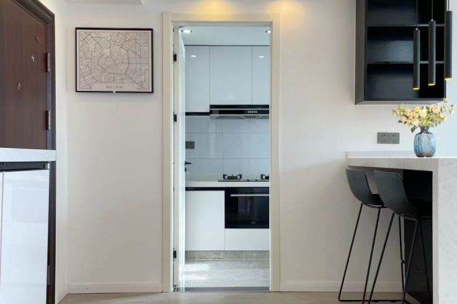 High-Floor 1BR Apartment at Top Of City with Outstanding View (L13)