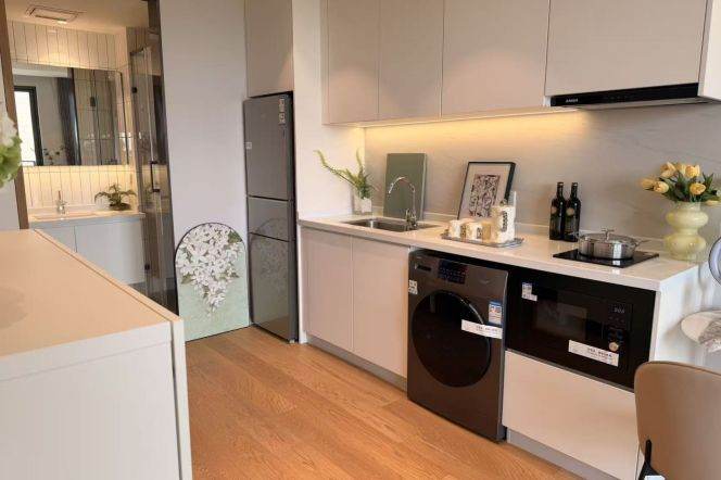 1BR Serviced Apartment near Fudan University (Handan Lu Campus) with Floor-to-Ceiling Windows