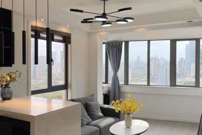 High-Floor 1BR Apartment at Top Of City with Outstanding View (L13)