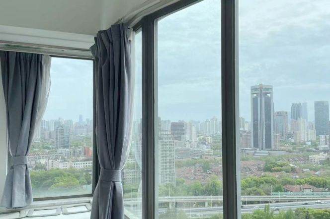 High-Floor 1BR Apartment at Top Of City with Outstanding View (L13)