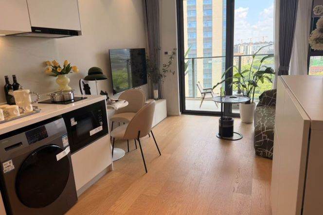 1BR Serviced Apartment near Fudan University (Handan Lu Campus) with Floor-to-Ceiling Windows