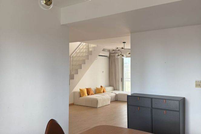 High-Floor Spacious 3BR Apartment near Xujiahui Metro with Floor-to-Ceiling Windows (L1/L4)