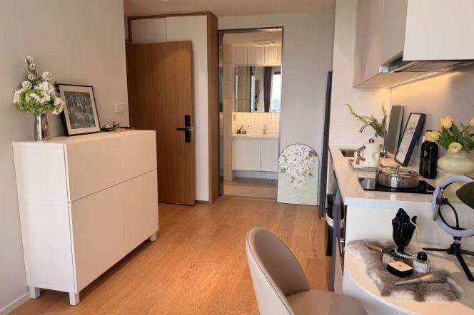 1BR Serviced Apartment near Fudan University (Handan Lu Campus) with Floor-to-Ceiling Windows