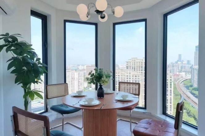 High-Floor 3BR Apartment near Zhongshan Park (L2/L3/L4)