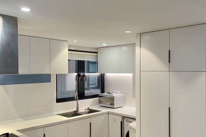 3BR Apartment near Jiangsu Rd Metro with Floor-to-Ceiling Windows