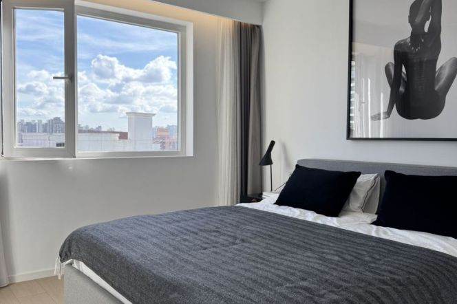 High-Floor 2BR Apartment near Changshou Rd Metro (L7/L13)