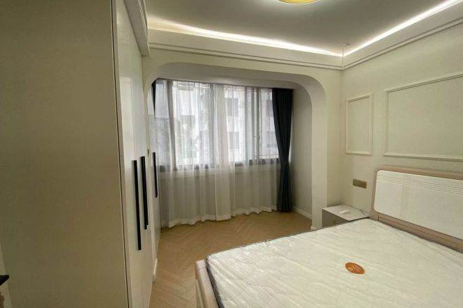 1BR Apartment in Gubei (L10)