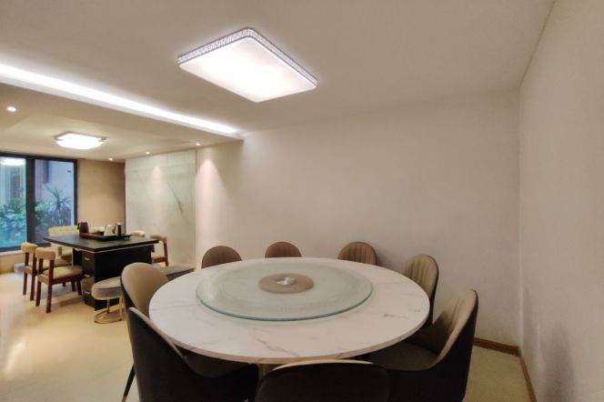 Spacious 3BR Apartment near Xinjiangwancheng Metro with Private Garden (L10)