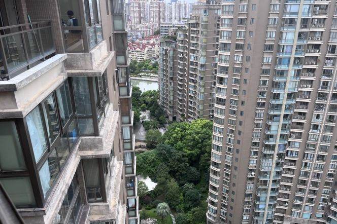 High-Floor 2BR Apartment in Jing'an with Floor-to-Ceiling Windows (L13/L14)
