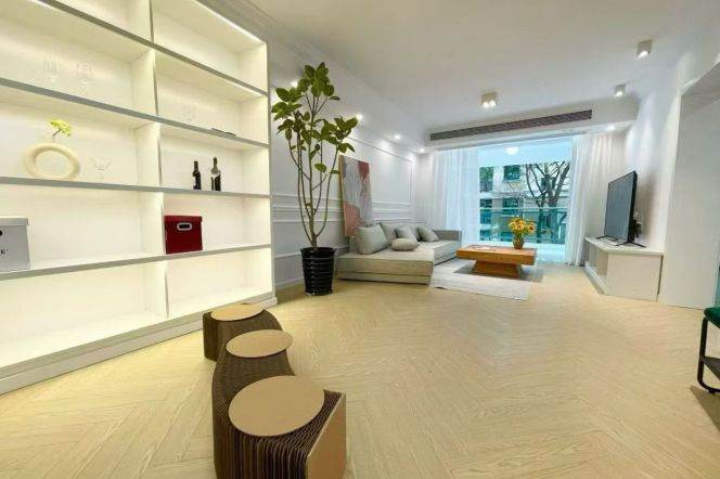 Spacious 2BR Apartment near West Yan'An Rd Metro