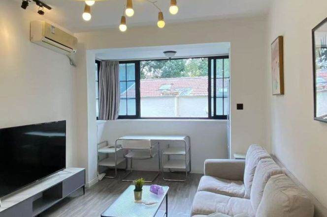 1BR Apartment in Old Xuhui (L10)