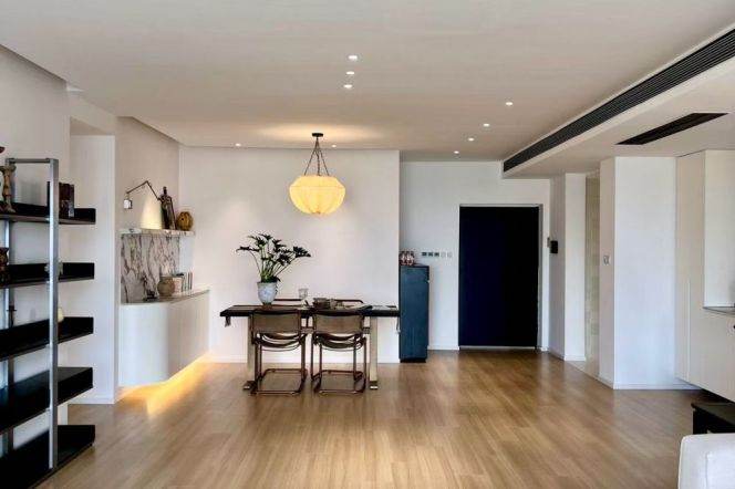 High-Floor 4BR Apartment at Shanghai Bay