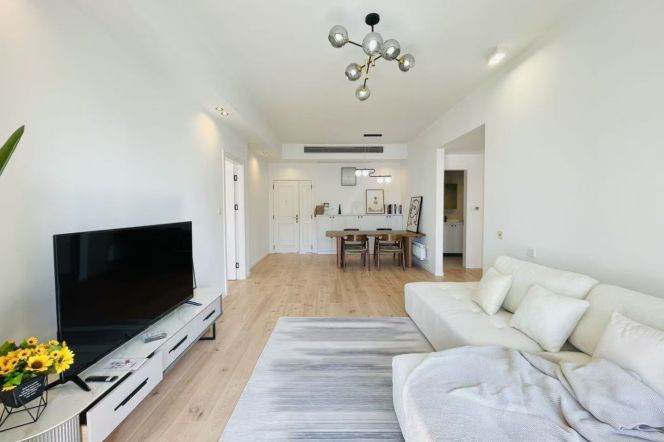 Spacious 2BR Apartment near Jiaotong University Metro