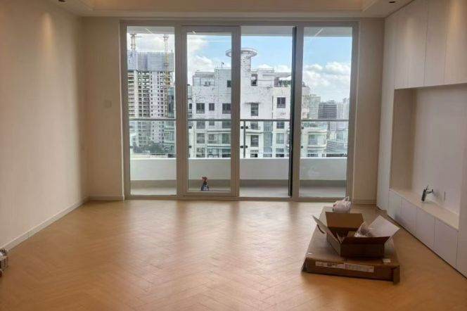 High-Floor 3BR Apartment at Top Of City (L13)