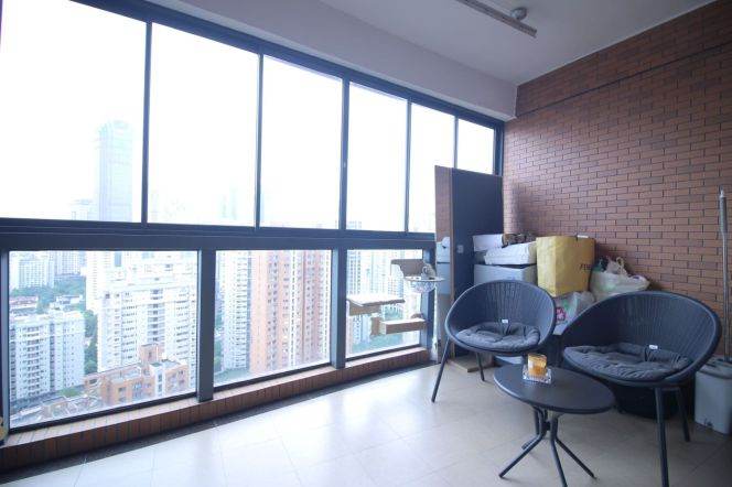 High-Floor Spacious 2BR Apartment near West Nanjing Rd Metro