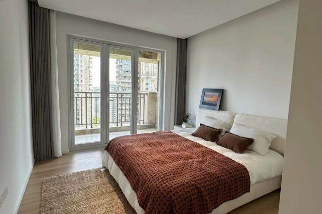 High-Floor 4BR Apartment at Shanghai Bay