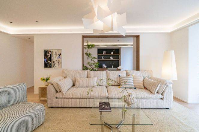 3BR Apartment near Caoxi Rd Metro with Floor-to-Ceiling Windows (L3/L11)