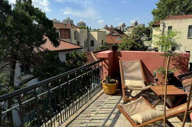 Spacious 1BR Lane House in Old Xuhui with Terrace (L10)
