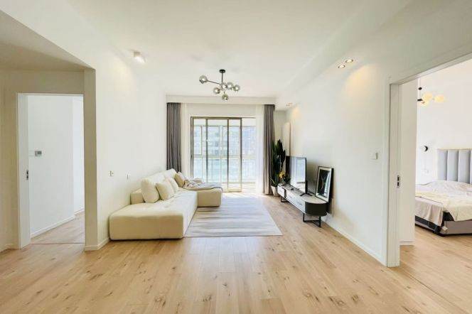 Spacious 2BR Apartment near Jiaotong University Metro