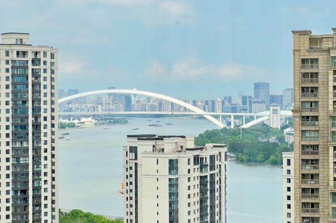 High-Floor 4BR Apartment at Shanghai Bay