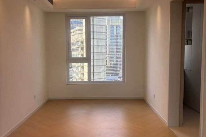 High-Floor 3BR Apartment at Top Of City (L13)