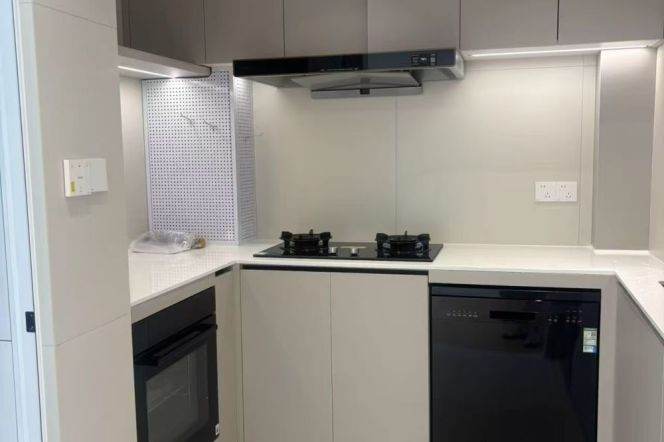 High-Floor 3BR Apartment at Top Of City (L13)