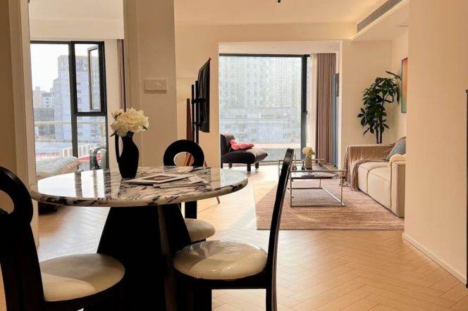 2BR Apartment near People's Square (L1/L2/L8)