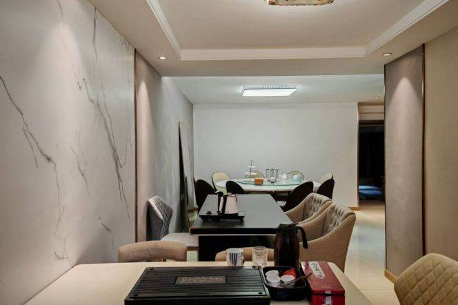 Spacious 3BR Apartment near Xinjiangwancheng Metro with Private Garden (L10)