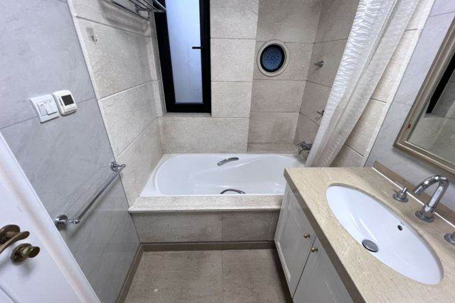 Spacious High-Ceiling 3BR Apartment near Jiaotong University Metro with Floor-to-Ceiling Windows