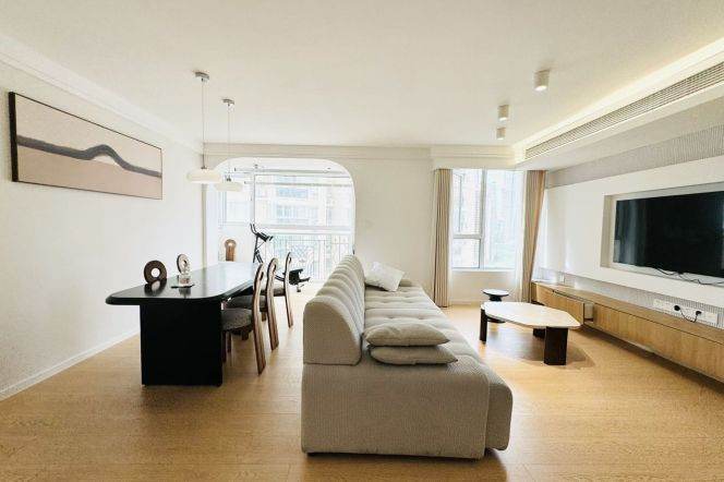 High-Floor 3BR Apartment near Shangcheng Rd Metro (L2/L9)