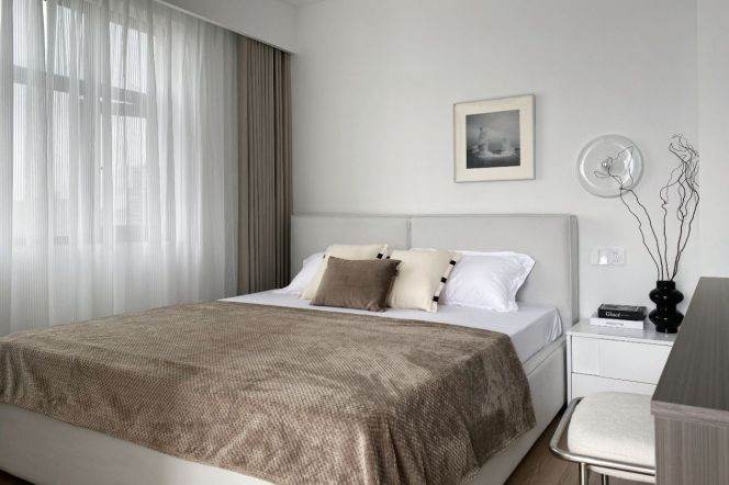 High-Floor 2BR Apartment in Xujiahui (L3/L4/L10)