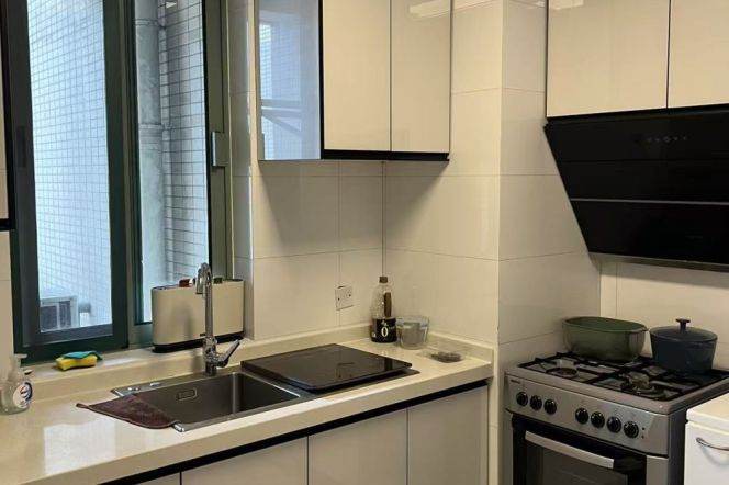 High-Floor Spacious 2BR Apartment near Jiangsu Rd Metro