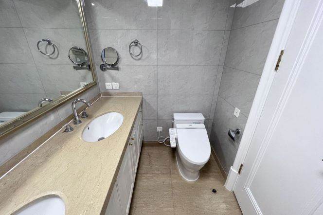 Spacious High-Ceiling 3BR Apartment near Jiaotong University Metro with Floor-to-Ceiling Windows