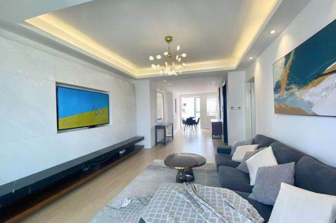 High-Floor 3BR Apartment near West Nanjing Rd Metro