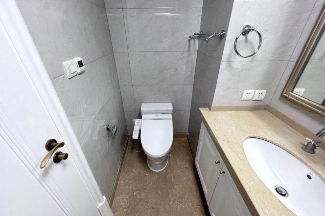 Spacious High-Ceiling 3BR Apartment near Jiaotong University Metro with Floor-to-Ceiling Windows