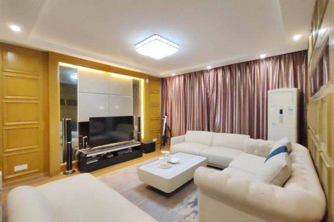 Spacious 3BR Apartment near Xinjiangwancheng Metro with Private Garden (L10)